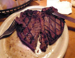 T-bone steak, '23 Oz', en dat is 644 gram. Naar huis met een doggybag...